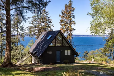 4458 Smugglers Cove Rd, Freeland, WA 98249