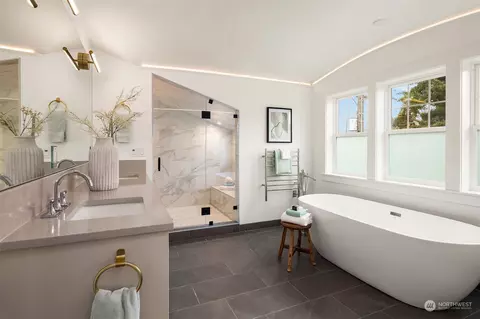 Bath - 1655 10th Ave E, Seattle, WA 98102 photo 3 of 5