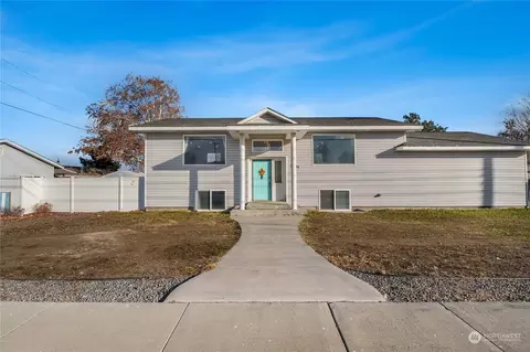 2601 W Peninsula Dr, Moses Lake, WA 98837