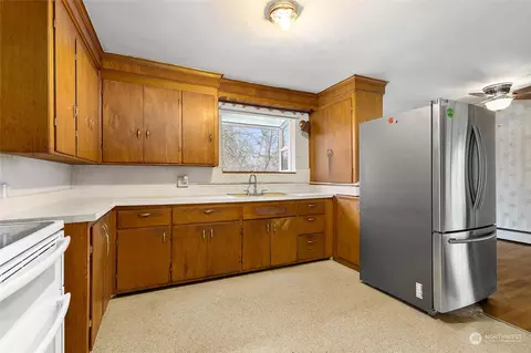 Kitchen - 11013 1st Ave SE, Everett, WA 98208 photo 3 of 4