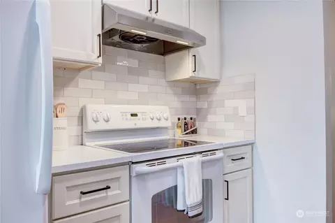 Kitchen - 21519 4th Ave W #B24, Bothell, WA 98021 photo 3 of 4