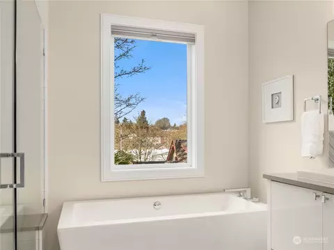 Bath - 335 22nd Ave E, Seattle, WA 98112 photo 4 of 7