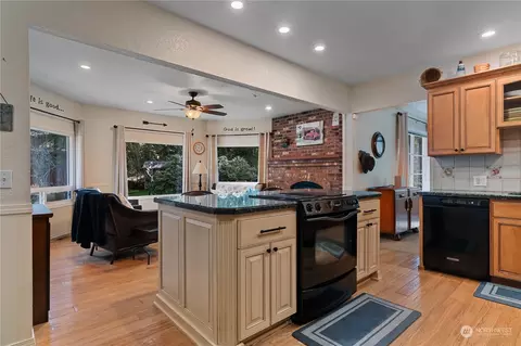 Kitchen - 38011 238th Ave SE, Enumclaw, WA 98022 photo 4 of 4