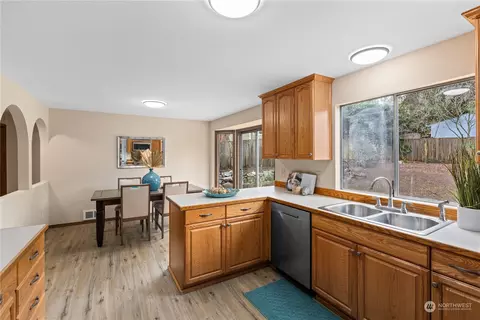 Kitchen - 2012 233rd St SE, Bothell, WA 98021 photo 2 of 3