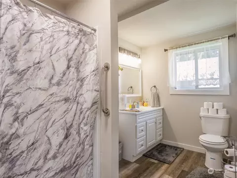 Bath - 809 SE 1st St, Winlock, WA 98596 photo 1 of 1