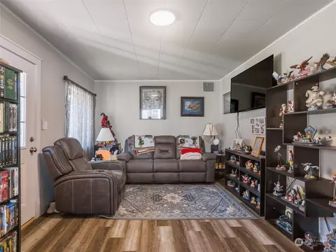 Living - 809 SE 1st St, Winlock, WA 98596 photo 1 of 3
