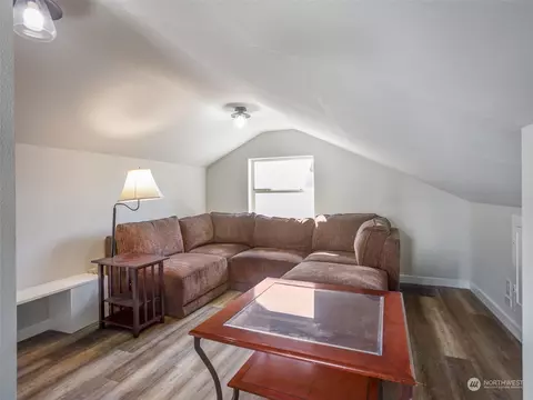 Living - 809 SE 1st St, Winlock, WA 98596 photo 3 of 3