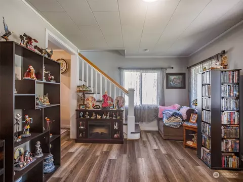 Living - 809 SE 1st St, Winlock, WA 98596 photo 2 of 3