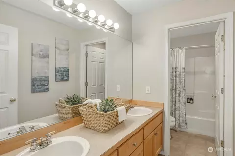 Bath - 10617 NE 173rd Pl, Bothell, WA 98011 photo 5 of 5