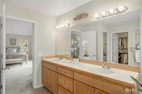 Bath - 10617 NE 173rd Pl, Bothell, WA 98011 photo 4 of 5