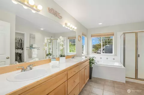 Bath - 10617 NE 173rd Pl, Bothell, WA 98011 photo 2 of 5