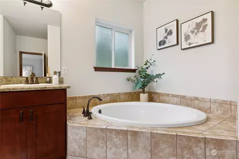 Bath - 8943 Fox Ridge Ln SE, Olympia, WA 98513 photo 2 of 5