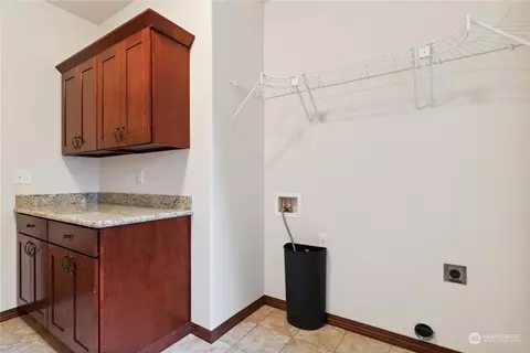 Kitchen - 8943 Fox Ridge Ln SE, Olympia, WA 98513 photo 7 of 7