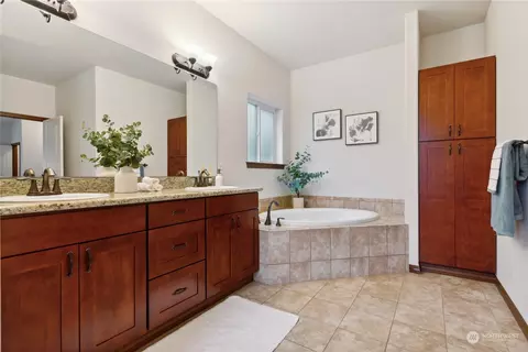 Bath - 8943 Fox Ridge Ln SE, Olympia, WA 98513 photo 3 of 5