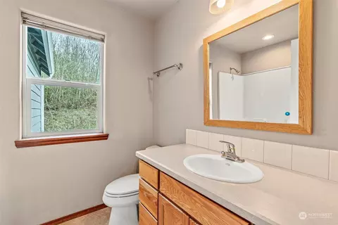 Bath - 145 Ruby Pl, Kelso, WA 98626 photo 3 of 3