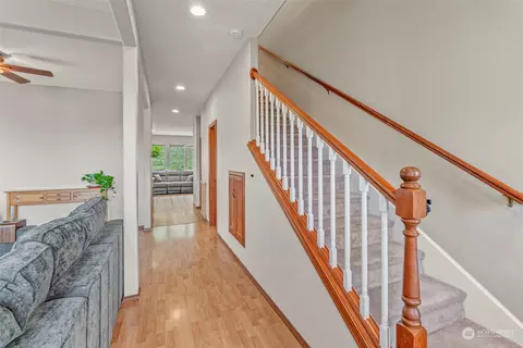 Entry Way - 145 Ruby Pl, Kelso, WA 98626 photo 4 of 5