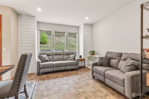 Living - 145 Ruby Pl, Kelso, WA 98626 photo 2 of 2