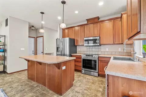 Kitchen - 145 Ruby Pl, Kelso, WA 98626 photo 2 of 4