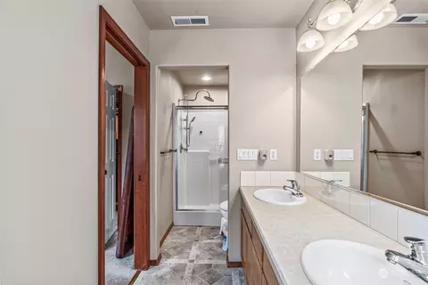 Bath - 145 Ruby Pl, Kelso, WA 98626 photo 2 of 3