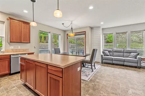 Kitchen - 145 Ruby Pl, Kelso, WA 98626 photo 3 of 4
