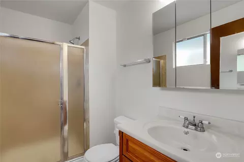 Bath - 13205 60th Dr SE, Everett, WA 98208 photo 2 of 2