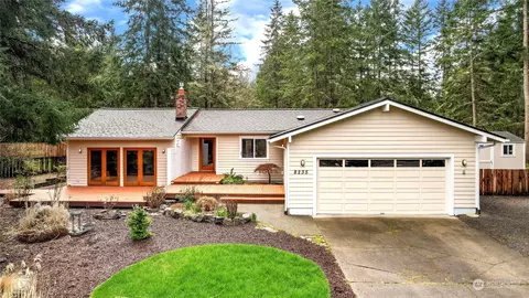 8235 Peggy Ln NE, Bainbridge Island, WA 98110