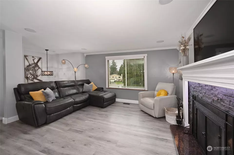 Living - 4724 132nd Pl SE, Mill Creek, WA 98012 photo 2 of 2