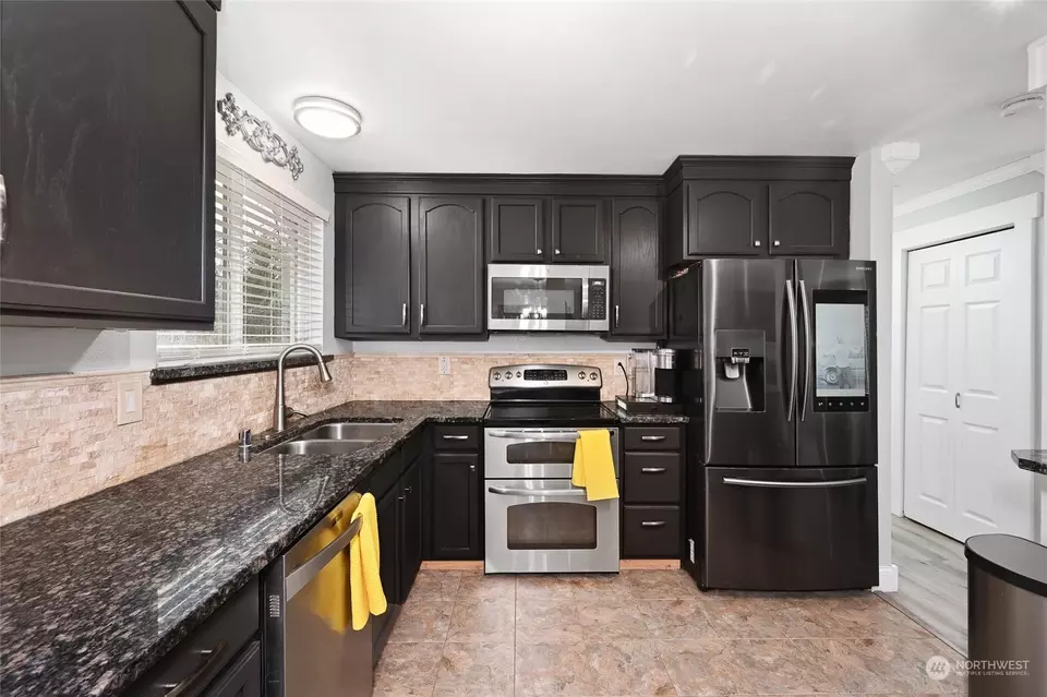 Kitchen - 4724 132nd Pl SE, Mill Creek, WA 98012 photo 2 of 4