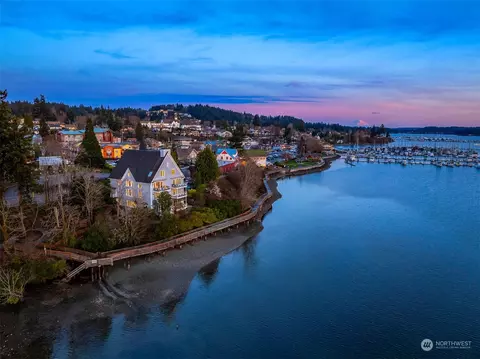 19083 Front St #4, Poulsbo, WA 98370