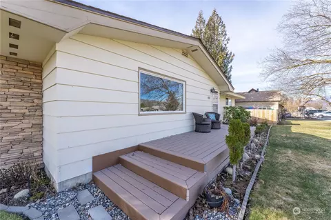 432 E Okanogan Ave, Chelan, WA 98816
