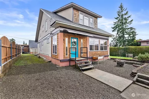 205 12th St, Raymond, WA 98577