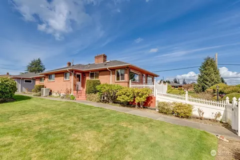 Exterior - 1318 50th St SE, Everett, WA 98203 photo 4 of 12