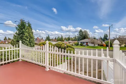 Exterior - 1318 50th St SE, Everett, WA 98203 photo 7 of 12