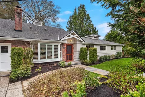 10905 NE 17th St, Bellevue, WA 98004
