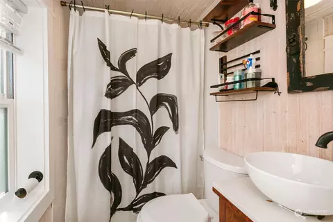 Bath - 2029 Walnut St, Everett, WA 98201 photo 3 of 5