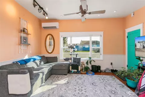 Living - 2029 Walnut St, Everett, WA 98201 photo 4 of 4