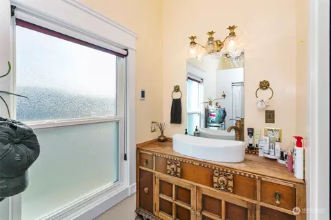 Bath - 2029 Walnut St, Everett, WA 98201 photo 4 of 5