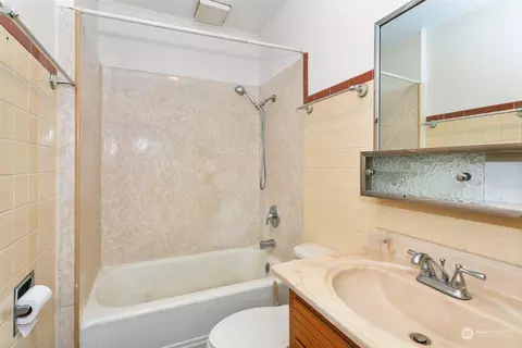 Bath - 2029 Walnut St, Everett, WA 98201 photo 5 of 5