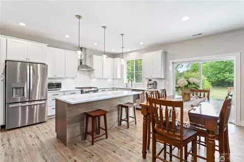Kitchen - 551 Second St, Sumas, WA 98295 photo 5 of 5