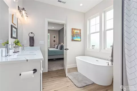 Bath - 551 Second St, Sumas, WA 98295 photo 2 of 3