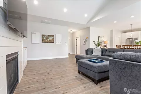 Entry Way - 551 Second St, Sumas, WA 98295 photo 1 of 2