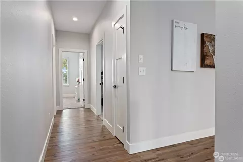 Entry Way - 551 Second St, Sumas, WA 98295 photo 2 of 2