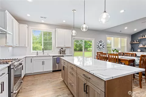 Kitchen - 551 Second St, Sumas, WA 98295 photo 3 of 5