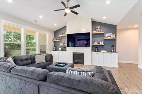 Living - 551 Second St, Sumas, WA 98295 photo 1 of 2