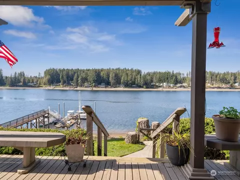 1360 E Treasure Island Dr, Allyn, WA 98524