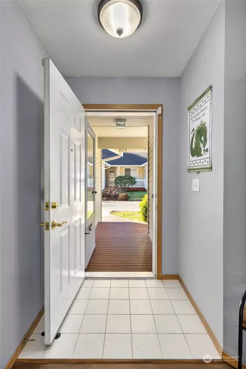 Entry Way - 5307 East Dr, Everett, WA 98203 photo 1 of 1