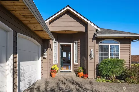 4641 Tanner View Dr, Clinton, WA 98236