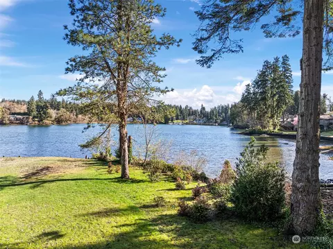 6382 Eagle Harbor Dr, Bainbridge Island, WA 98110