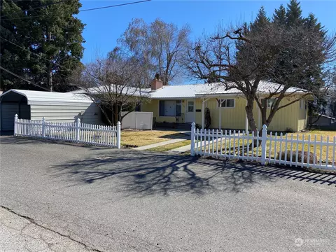 1590 SE Tedford St, East Wenatchee, WA 98802