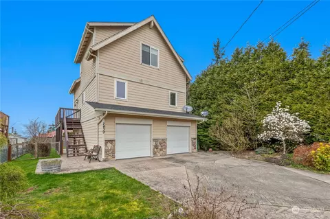 7439 Sunset Dr, Blaine, WA 98230